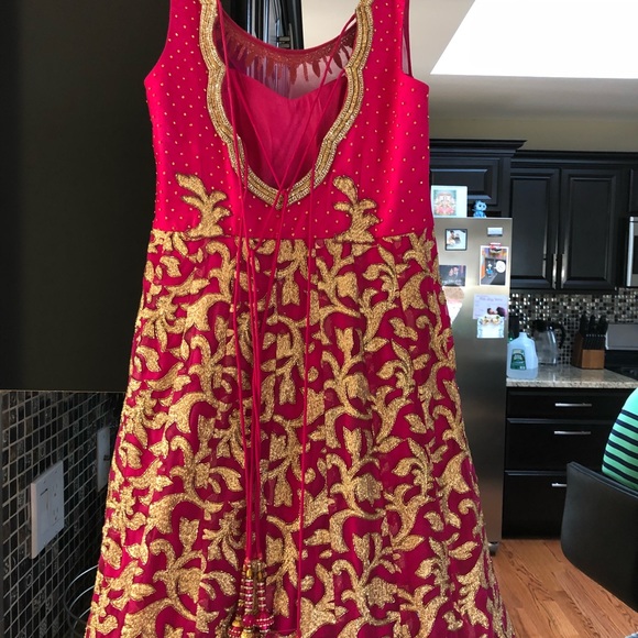 Gown - Picture 7 of 8